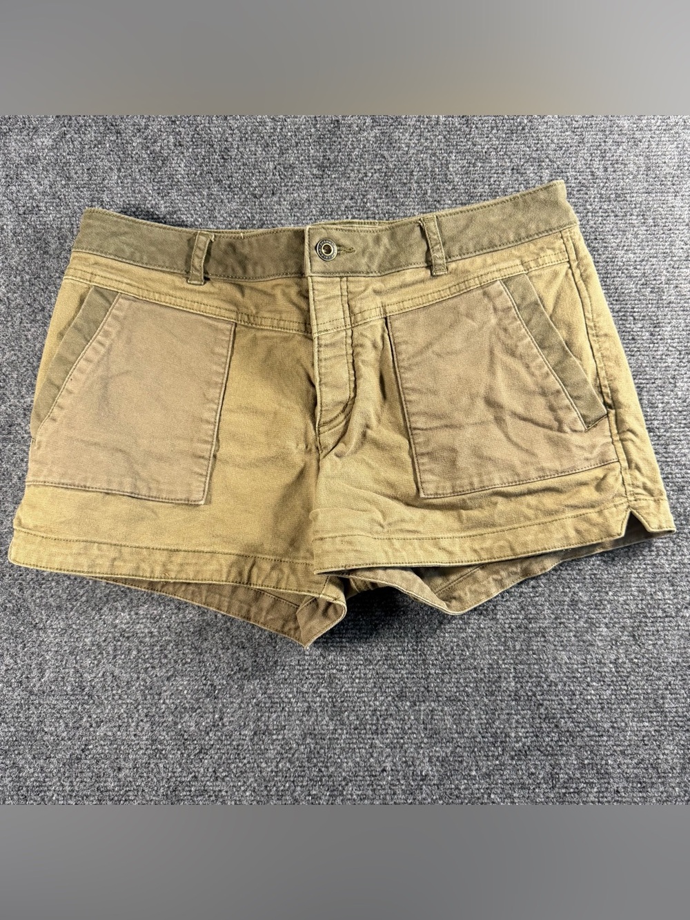 Prana Women’s Size 10 Outdoor Hiking Snap Button Patch Pocket Logo Tan Shorts